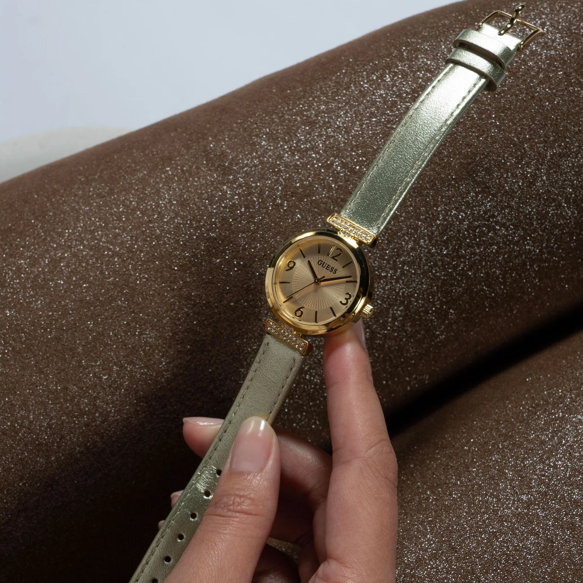 Array Women Quartz Champagne Dial Analog Leather Watch GW0614L2 - Image 7