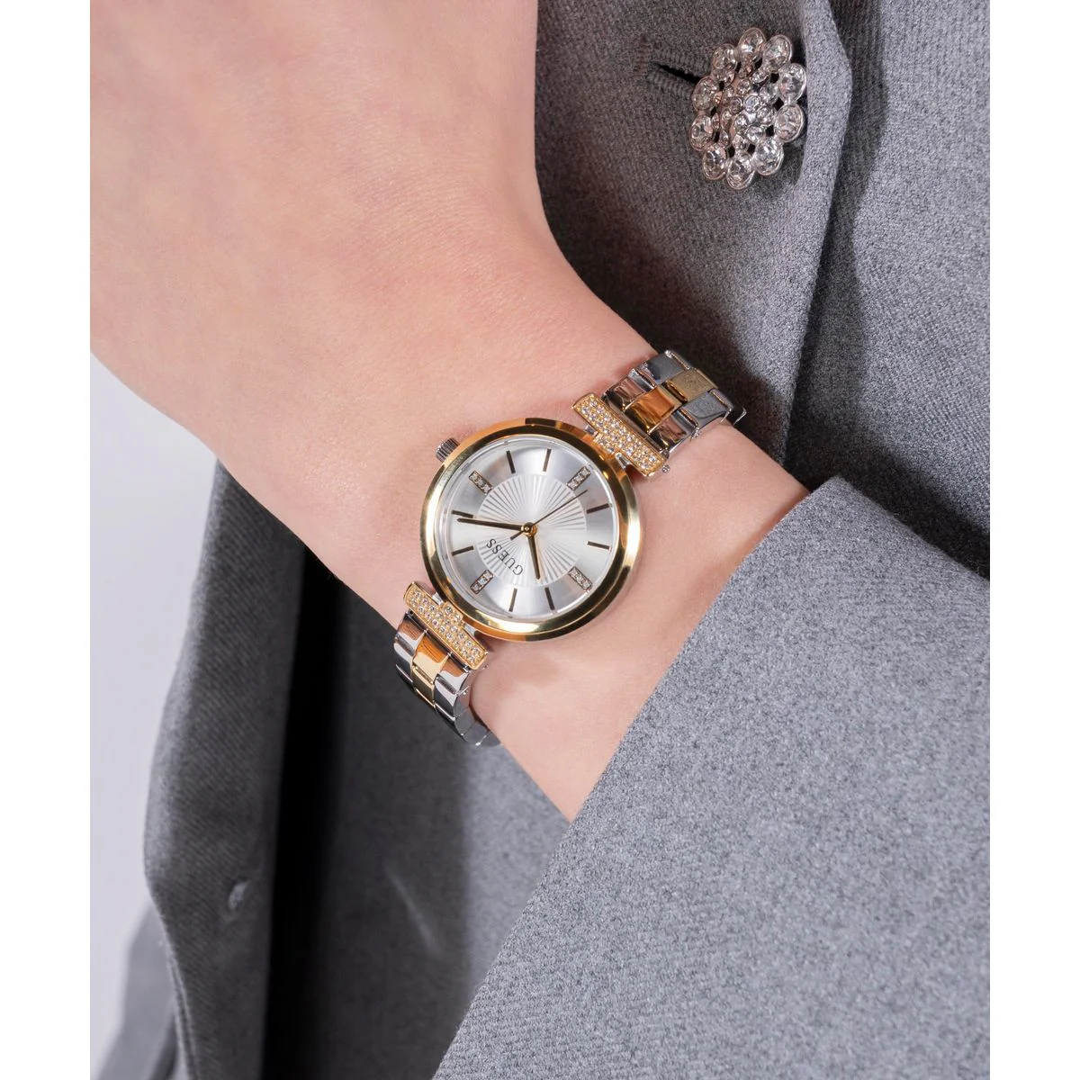 Array Women Quartz Silver Dial Analog Stainless Steel Watch GW0762L5 - Image 9