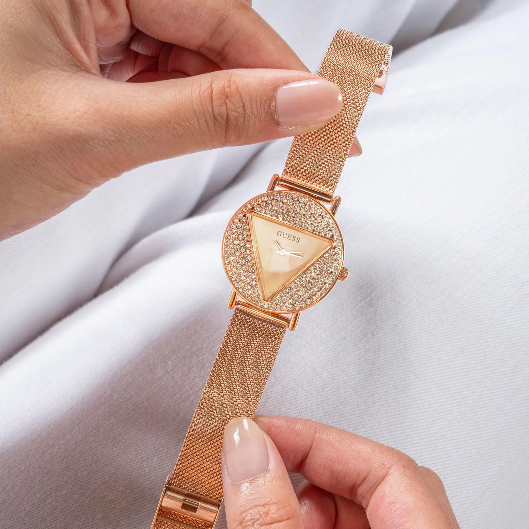 Mini Iconic Women Quartz Pink Dial Analog Mesh Watch GW0671L3 - Image 7